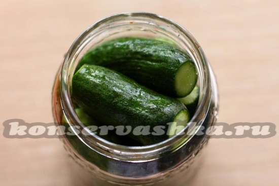 Уложить огурцы