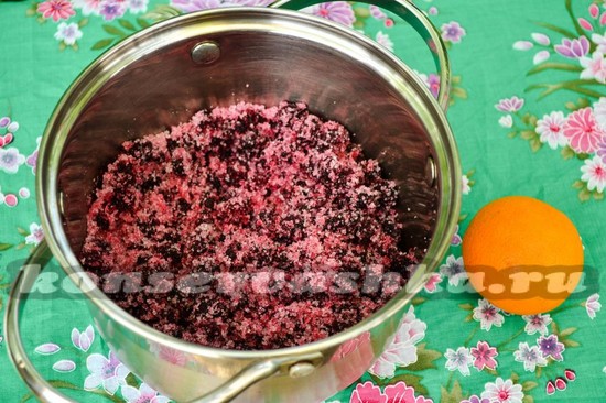 Перемешиваем малину с сахаром