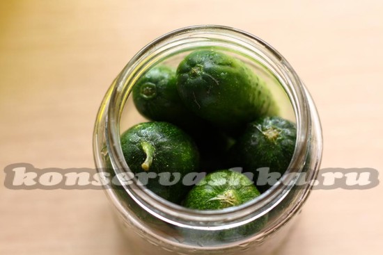 Уложить огурцы