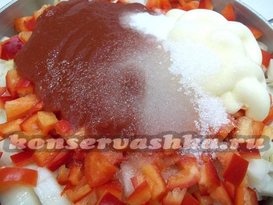 Продукты соединены и добавлен майонез с кетчупом