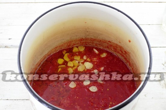 Добавьте сахар, соль, масло подсолнечное, уксус столовый, нарезанный чеснок
