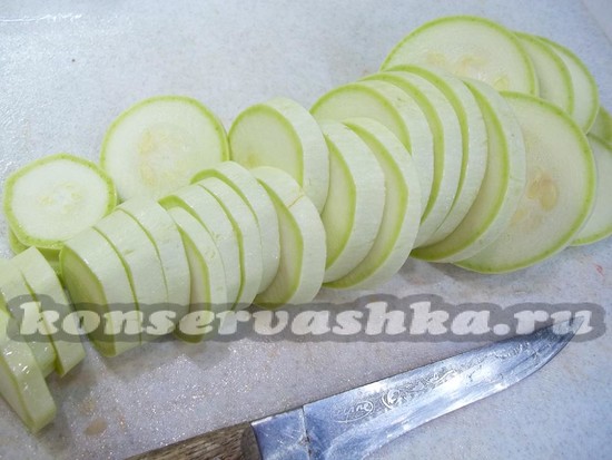 Кабачки нарезаны