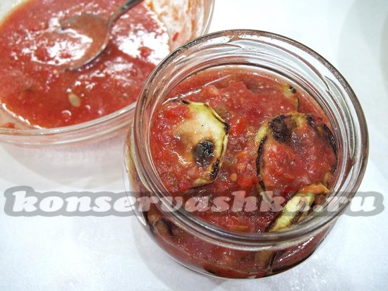 банка заполнена кабачками
