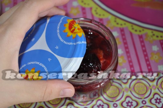 закрутите банки крышками