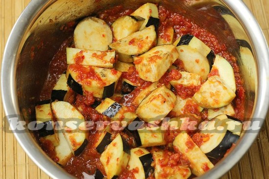 смешиваем баклажаны с соусом