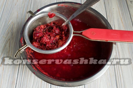 перетираем сливы и крыжовник