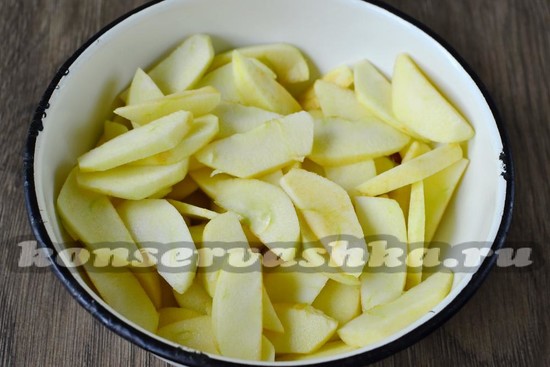 яблоки нарезать дольками
