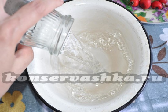 влейте воду