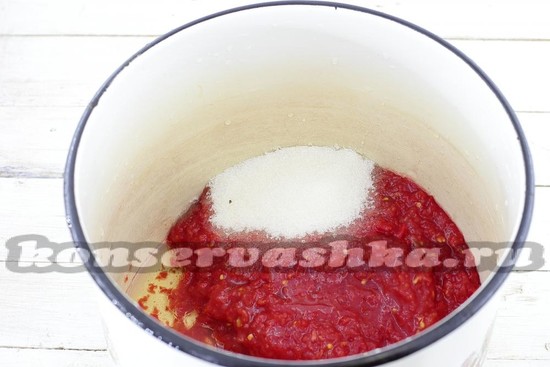 Прокрутите томаты через мясорубку
