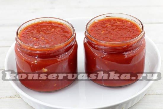 выложить в банки соус