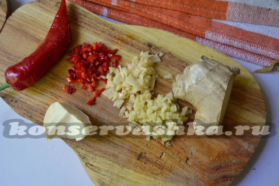 нарезать чеснок, корень имбиря и острый перец