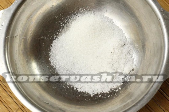 Ложим в миску соль и сахар