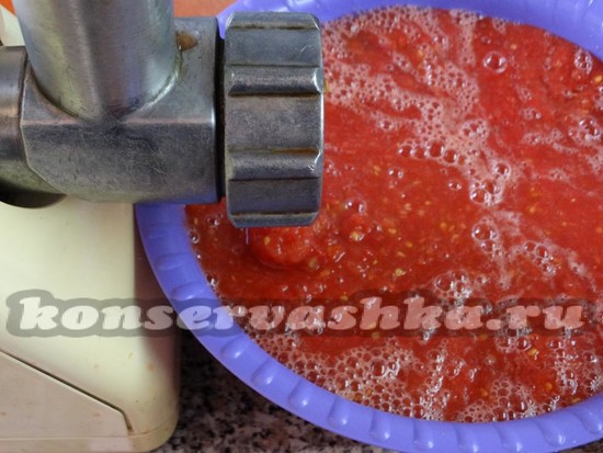 Пропускаем томат через мясорубку