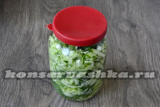 Закрываем банки капроновыми крышками