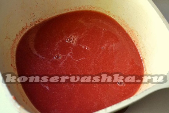 Прокрутить на мясорубке томаты