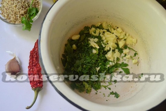 Нарезать чеснок и зелень