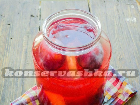 Залить компот обратно в банку