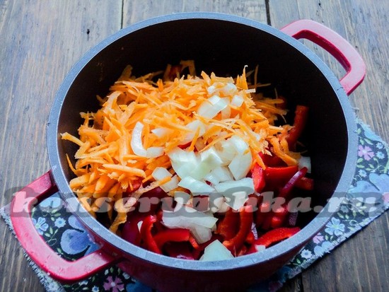 Ложим в кастрюлю морковь, перец и лук