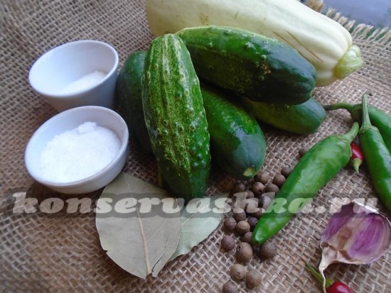 Ингредиенты для маринования огурцов с кабачками