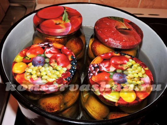 Накрыть банки крышками