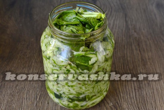 укладываем листья смородины и хрена