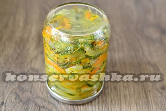 выложить в банки, закатать