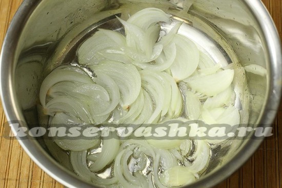 Лук кладем в кастрюлю