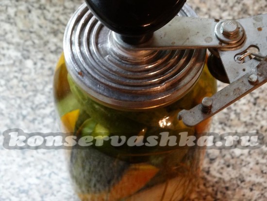 закатываем банки крышками