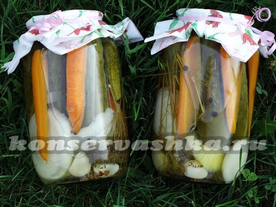 как приготовить огурцы с морковью и луком