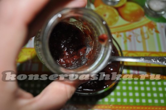 раскладываем соус в банки