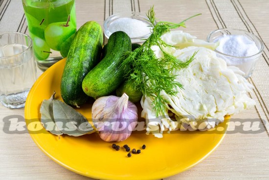 Ингредиенты для приготовления огурцов с капустой на зиму