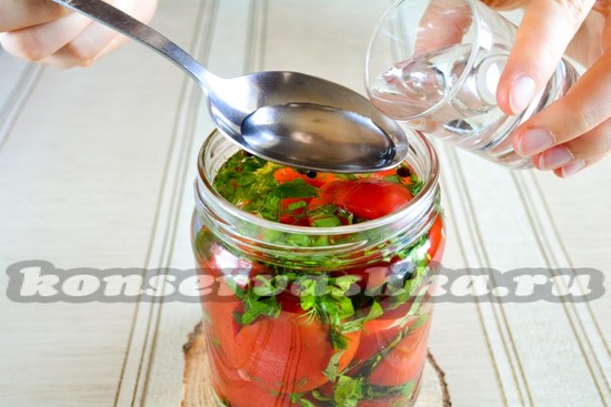 влить уксус, закрыть крышками