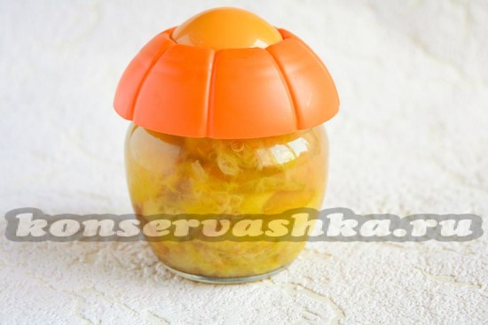 закатать банки крышками