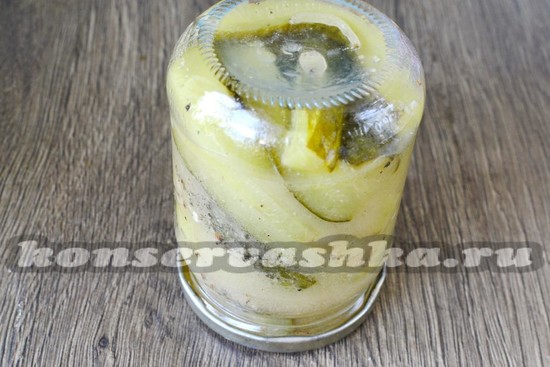 влить маринад, закатать