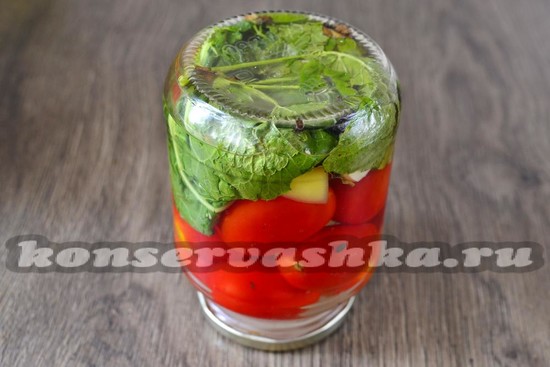 влить маринад, закатать