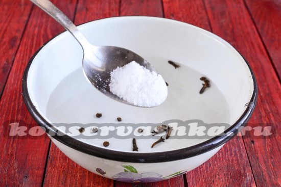 всыпаю и соль, и сахар