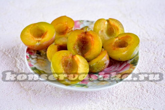 из слив извлечь косточки