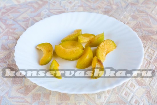 Нарезать сливы
