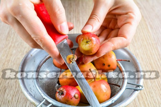 Очистить яблоки