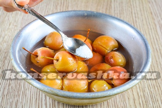 Добавить лимонную кислоту