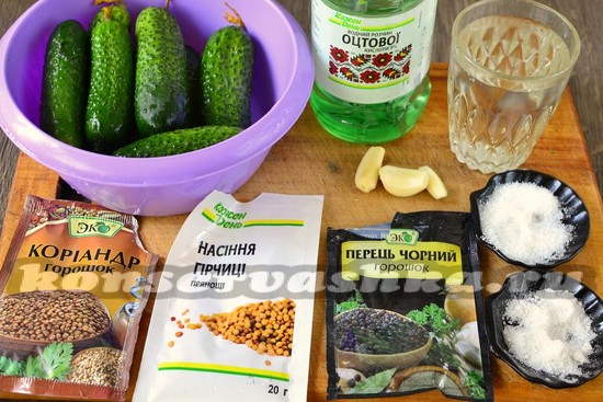 Ингредиенты для приготовления огурцов с семенами горчицы