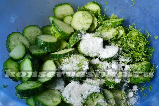 добавить соль, сахар, чеснок, уксус, масло