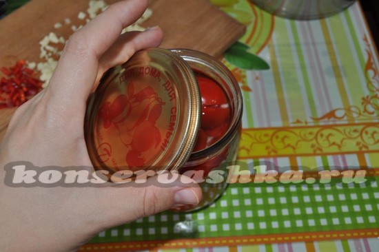 закройте крышками
