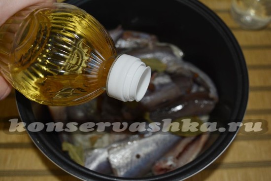 влейте масло
