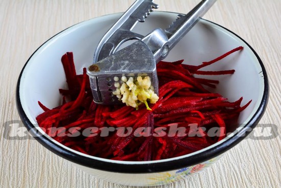 Выдавить чеснок