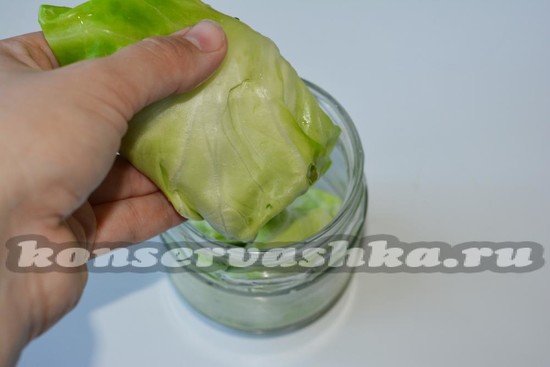 выложим листья в банку