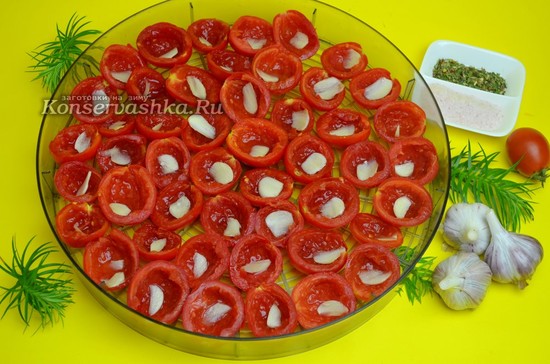 выложить чеснок