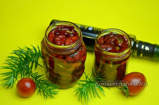 Заливают оливковым маслом.