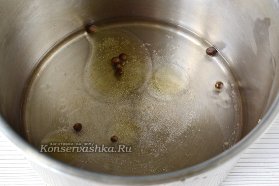 всыпаем сахар, добавляем горошины перца, уксус, масло
