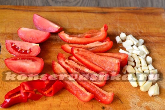 http://konservashka.ru/571/Adzhika_s_hrenom_i_chesnokom_iz_pomidor_bez_varki/